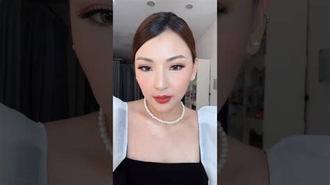 Mirip Artis Cici S4rw3nd4h Desah Keenakan Ngewe .